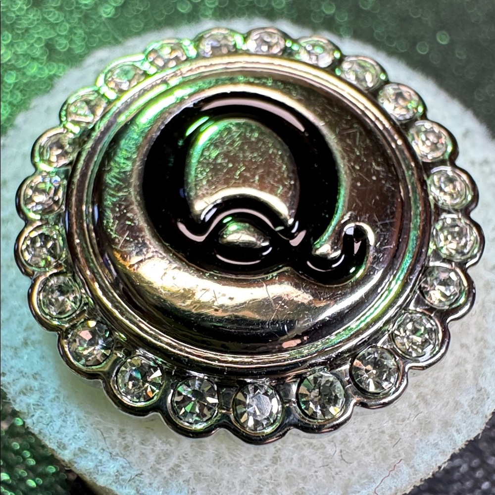 Ginger Snaps 20mm “Q” Black enamel with white rhinestones. - Picture 2 of 3